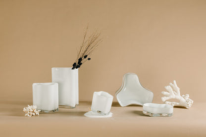 Sfeerfoto lage witte glazen schaal beige achtergrond
