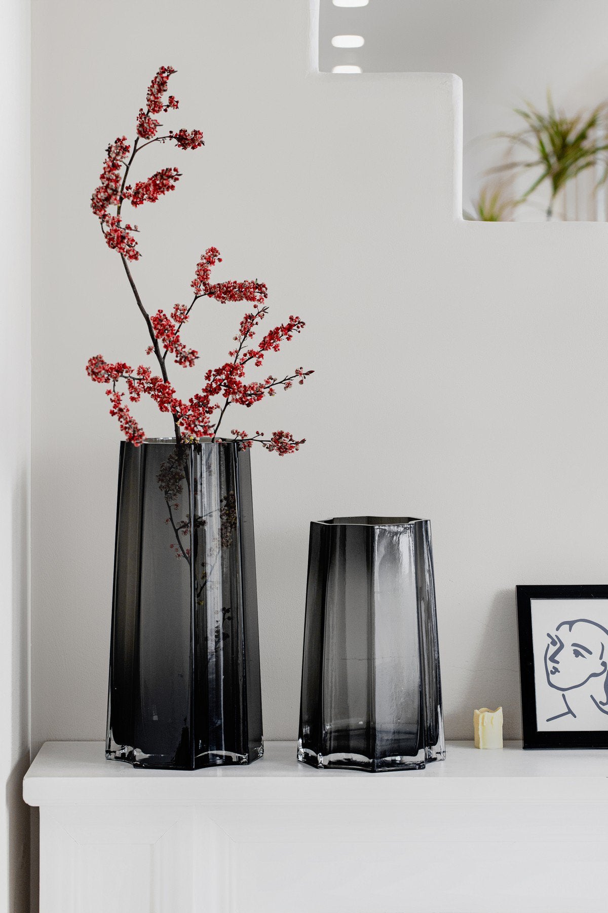 Sfeerfoto twee geometrische zwarte glazen vazen Lenox met bloem