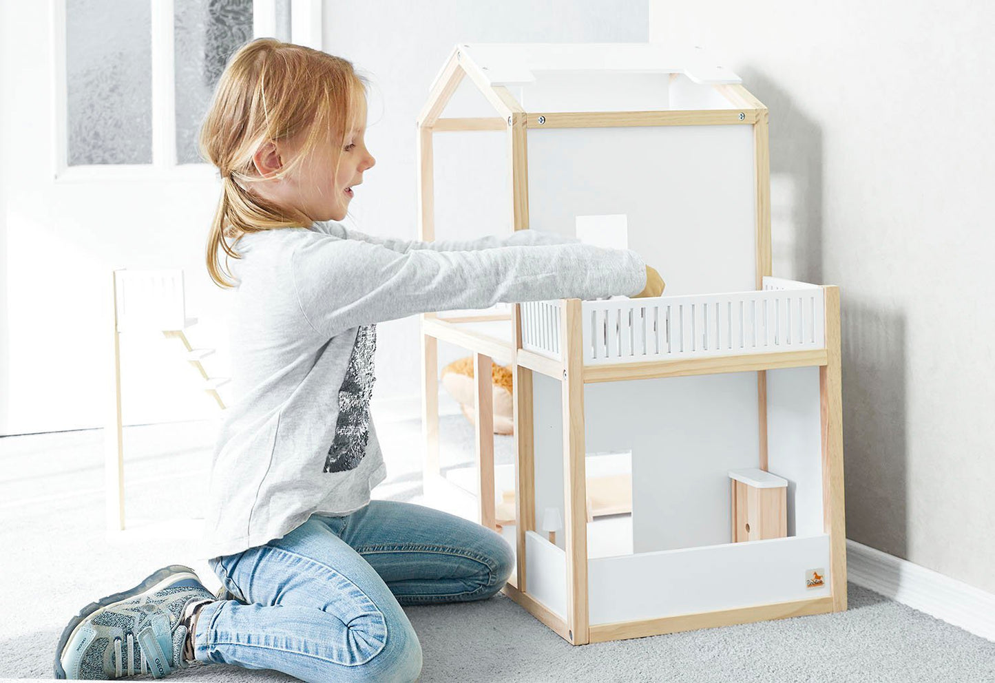 Sfeerfoto witte en beige houten poppenhuis Ida