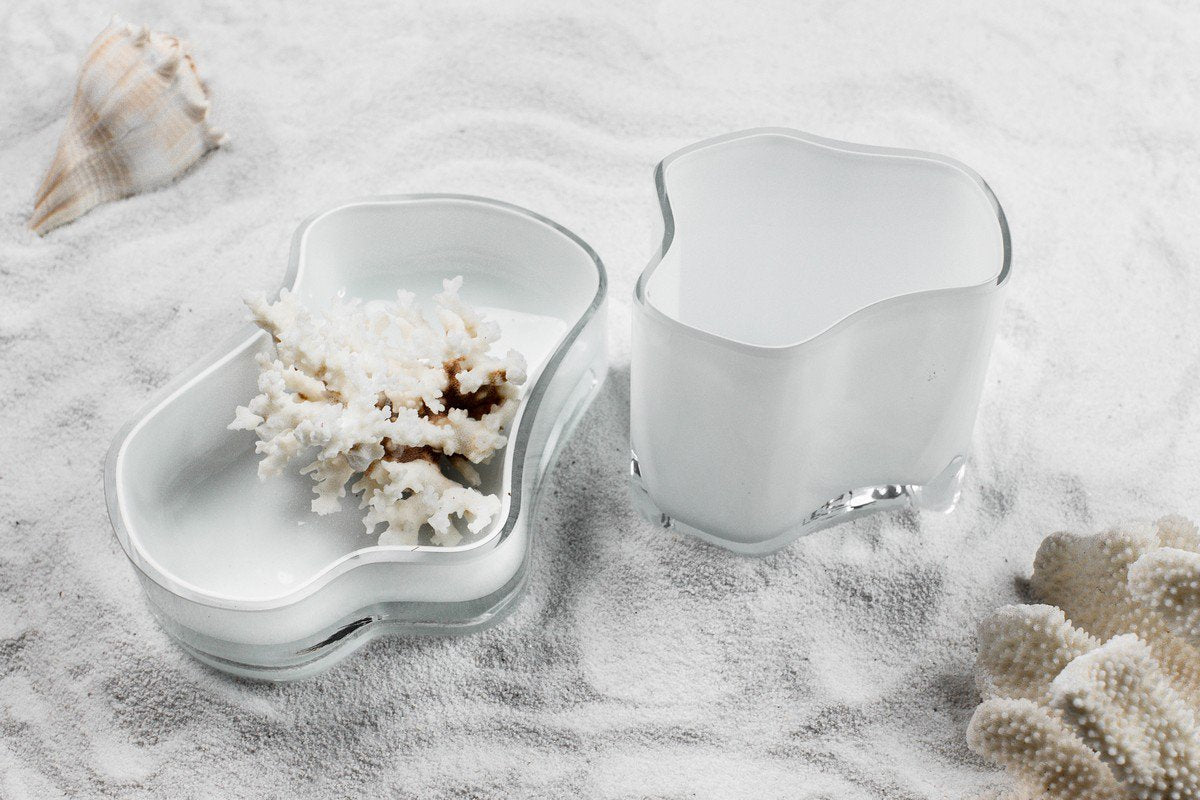 Sfeerfoto witte glazen schaal en vaas