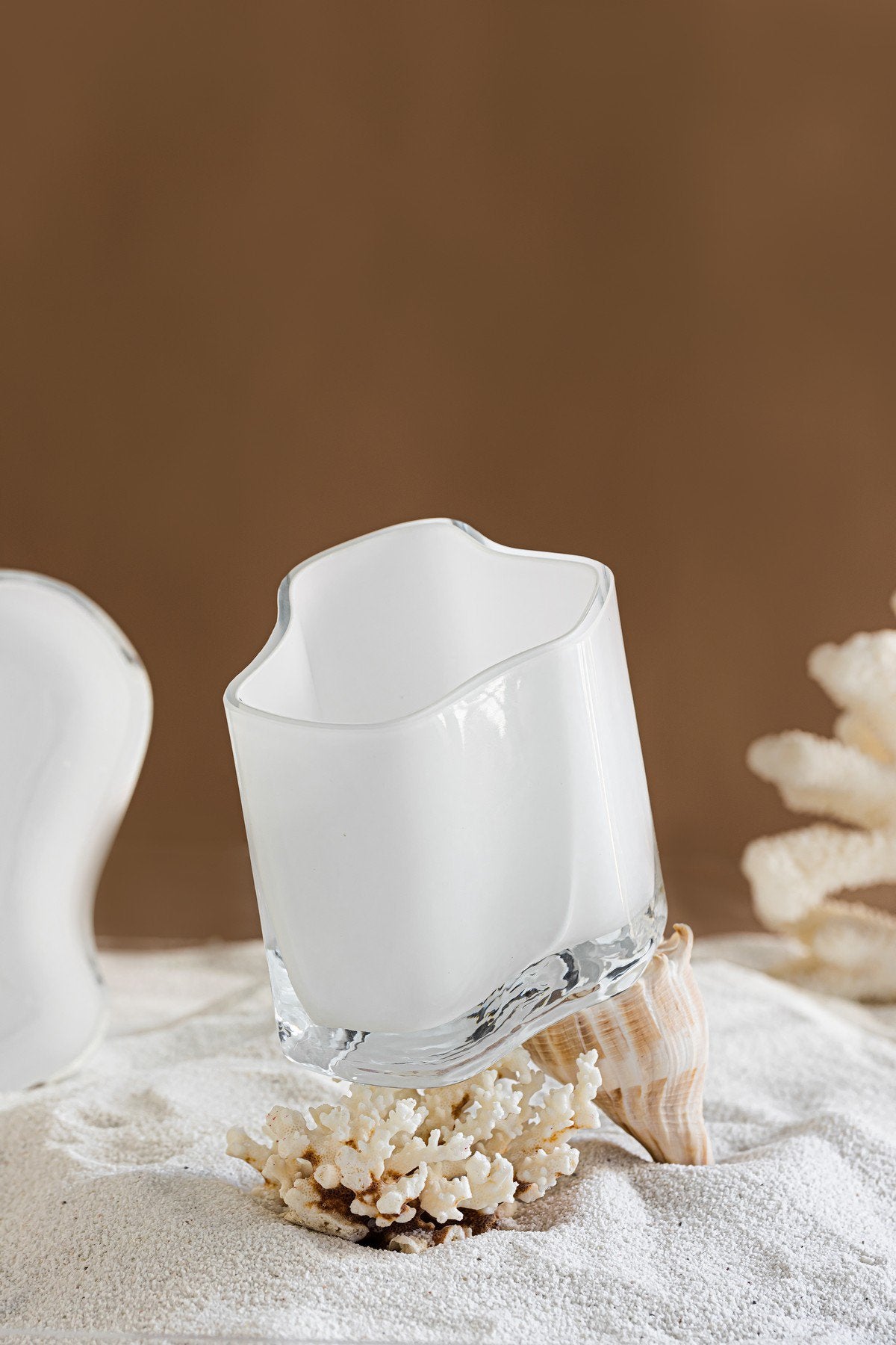 Sfeerfoto witte glazen schaal of vaas