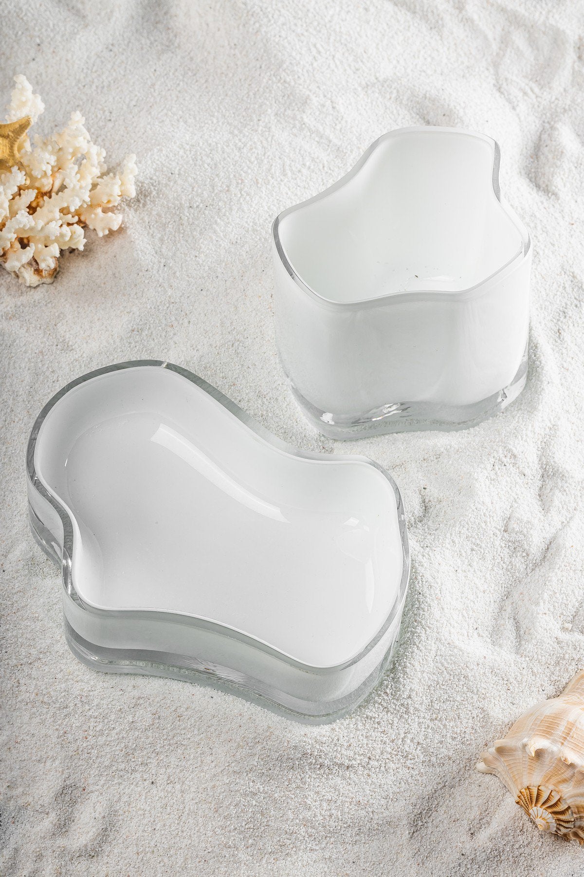 Sfeerfoto witte glazen schaal en vaas