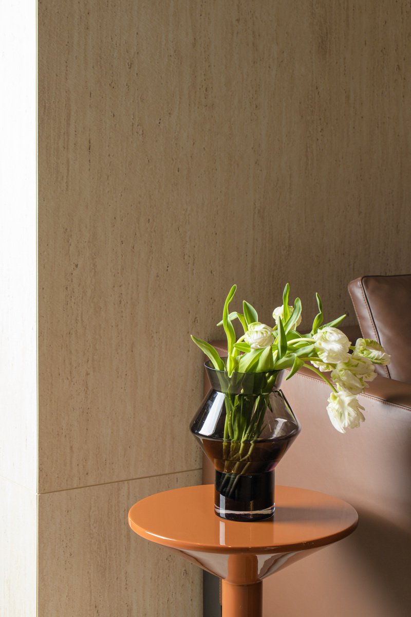 Sfeerfotohoekige zwarte glazen vaas Cuz met bloemen