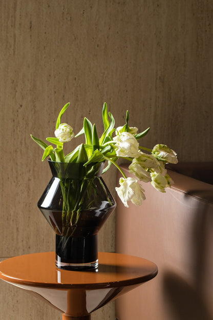 Sfeerfotohoekige zwarte glazen vaas Cuz met bloemen