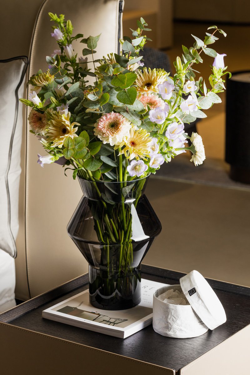 Sfeerfotohoekige zwarte glazen vaas Cuz met bloemen