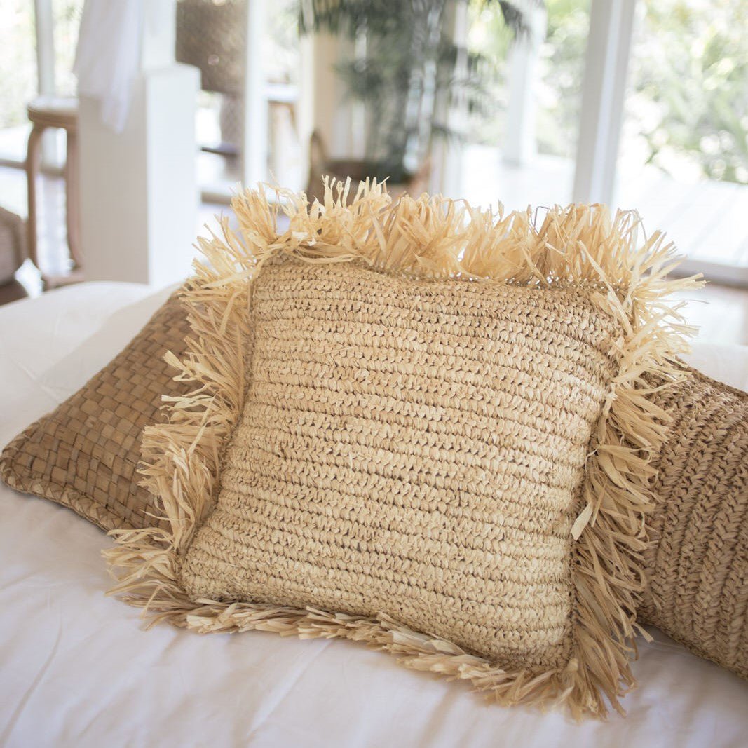 Sierkussens van raffia gestyled op een bank
