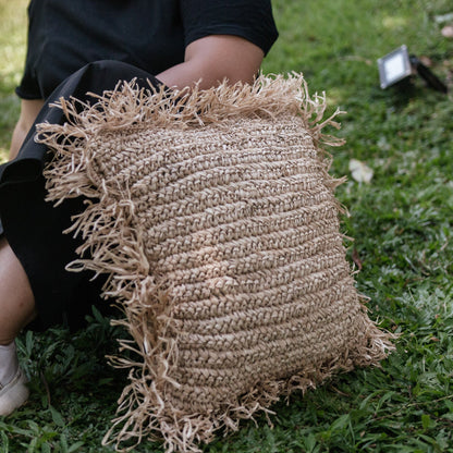 Sierkussen raffia met franjes Gandi buiten op het gras