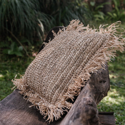 Sierkussen raffia met franjes Gandi op een bank in de tuin