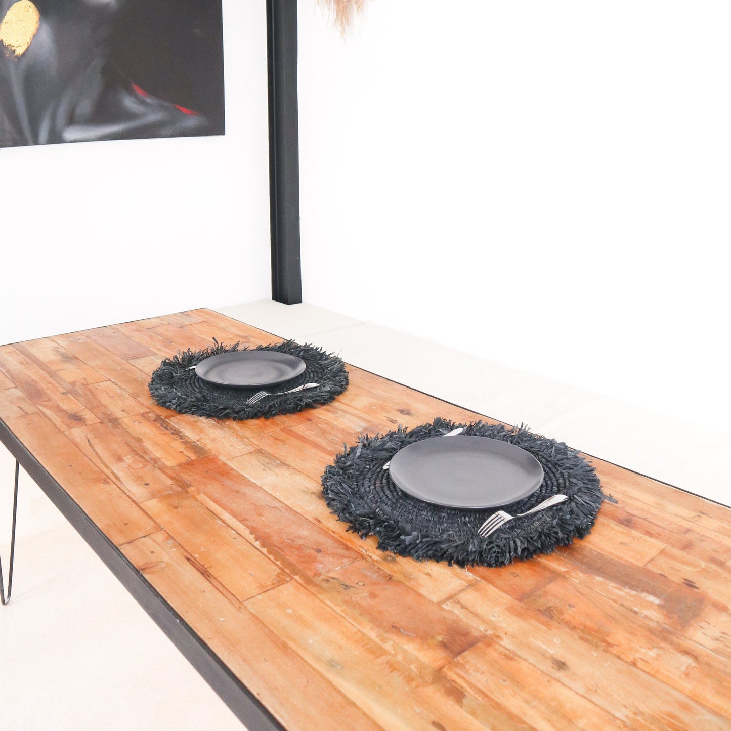 Twee Raffia placemats zwart rond 35 cm Ambon naast elkaar op houten tafel met grijs servies