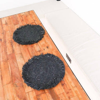 Twee Raffia placemats zwart rond 35 cm Ambon naast elkaar op houten vloer