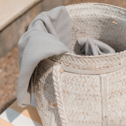 Closeup detail van een handdoek in de Witte bamboe mand Biku