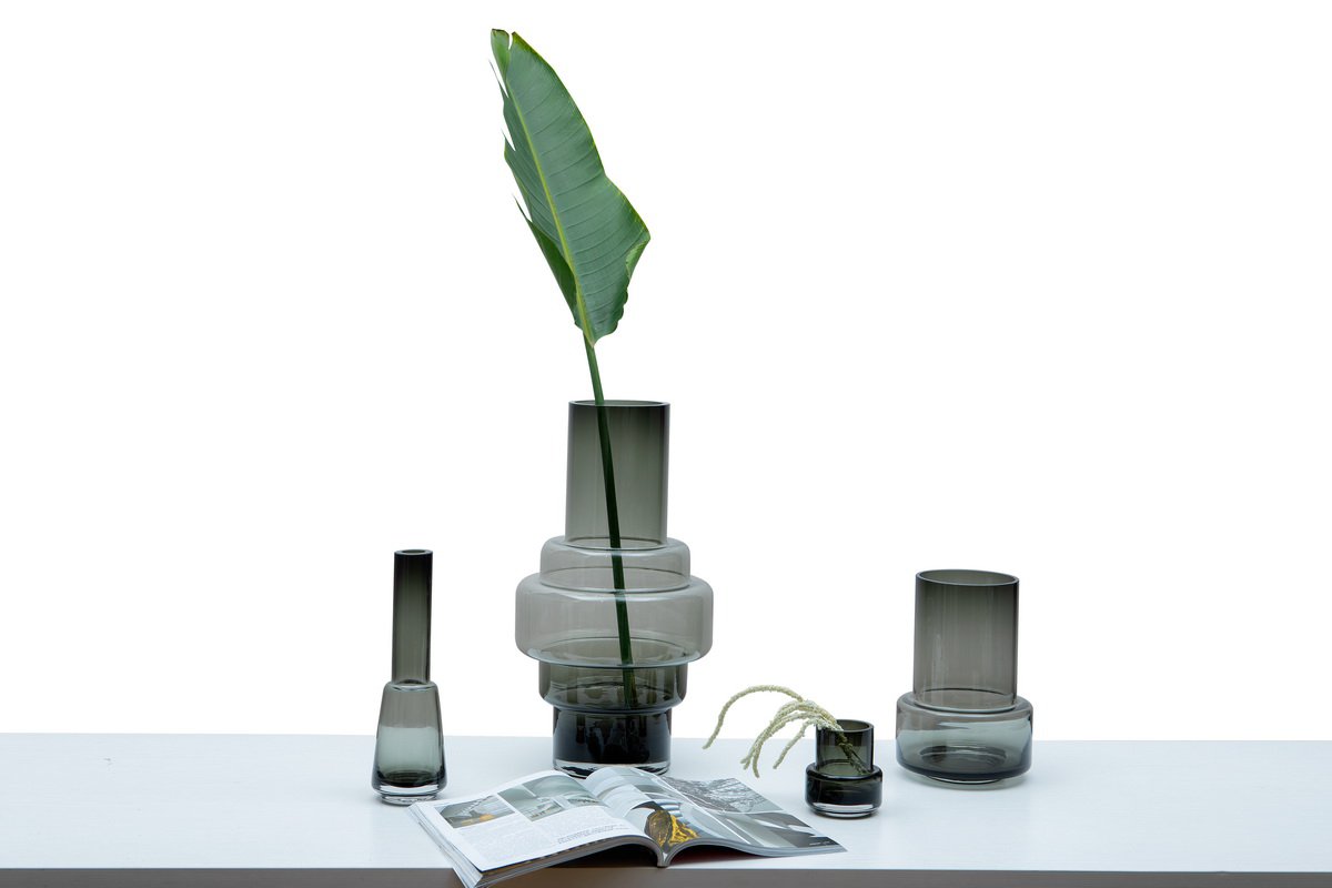 Zwarte glazen geometrische vaas sfeerfoto met andere zwarte vazen